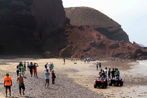 Обрушившаяся арка на пляже Лезгира в Марокко