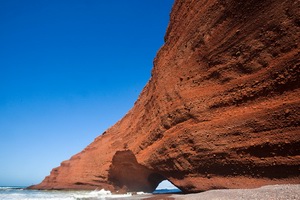Вторая арка на пляже Лезгира в Марокко